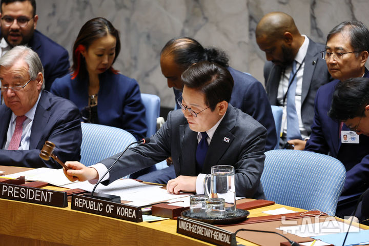 [뉴욕=뉴시스] 최동준 기자 = 이재명 대통령이 24일(현지 시간) 미국 뉴욕 유엔본부에서 열린 안전보장이사회에서 의장 자격으로 공개 토의를 주재하며 의사봉을 두드리고 있다. 2025.09.25. photocdj@newsis.com