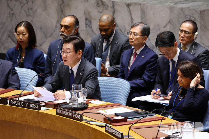 [뉴욕=뉴시스] 최동준 기자 = 이재명 대통령이 24일(현지 시간) 미국 뉴욕 유엔본부에서 열린 안전보장이사회에서 의장 자격으로 공개 토의를 주재하며 국별발언을 하고 있다. 2025.09.25. photocdj@newsis.com