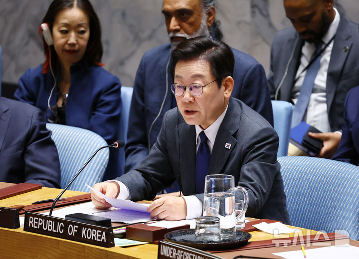 [뉴욕=뉴시스] 최동준 기자 = 이재명 대통령이 24일(현지 시간) 미국 뉴욕 유엔본부에서 열린 안전보장이사회에서 의장 자격으로 공개 토의를 주재하며 국별발언을 하고 있다. 2025.09.25. photocdj@newsis.com