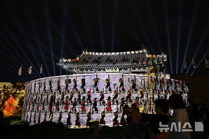 [수원=뉴시스] 김종택 기자 = '2025 수원화성 미디어아트' 리허설이 열린 지난 23일 오후 경기 수원시 세계문화유산 수원화성 화서문에서 다채로운 빛으로 전통과 미래가 공존하는 빛의 향연이 펼쳐지고 있다. 오는 27일 부터 다음달 12일까지 열리는 수원화성 미디어아트는 장안문과 장안공원 일대에 다양한 작품이 설치돼 야간 관람객의 눈길을 사로잡을 예정이다. 2025.09.25. jtk@newsis.com