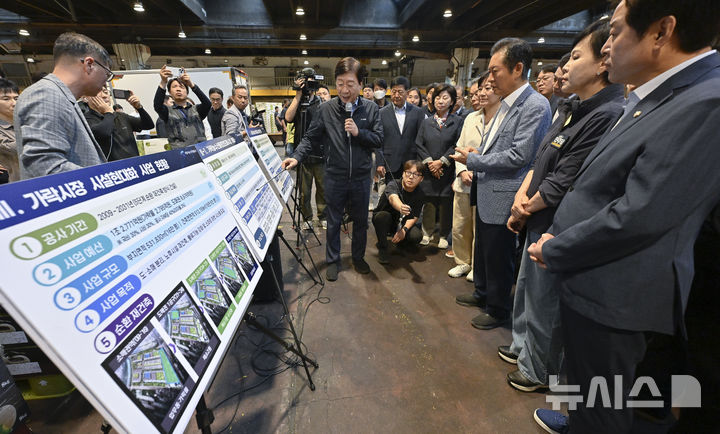 [서울=뉴시스] 국회사진기자단 = 정청래 더불어민주당 대표가 25일 추석맞이 물가점검을 위해 서울 송파구 가락동 농수산물도매시장을 방문해 문영표 서울시농수산식품공사 사장에게 가락시장에 대한 설명을 듣고 있다. 2025.09.25.photo@newsis.com