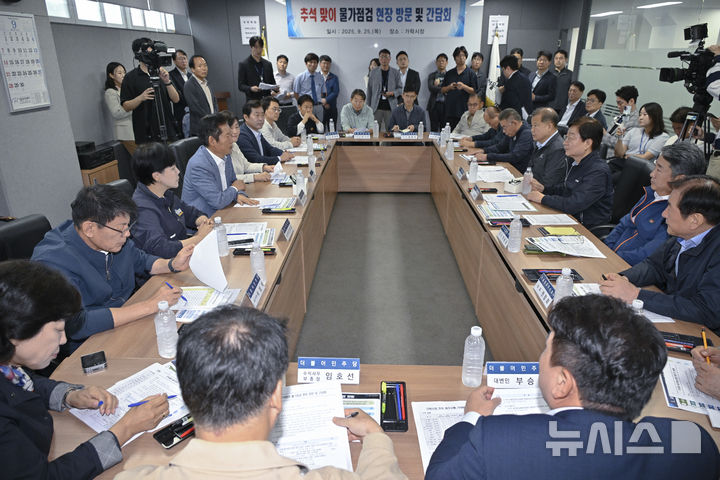 [서울=뉴시스] 국회사진기자단 = 정청래 더불어민주당 대표가 25일 서울 송파구 가락시장 서울청과에서 열린 추석맞이 물가점검 현장 방문 및 간담회에서 발언을 하고 있다. 20205.09.25. photo@newsis.com 