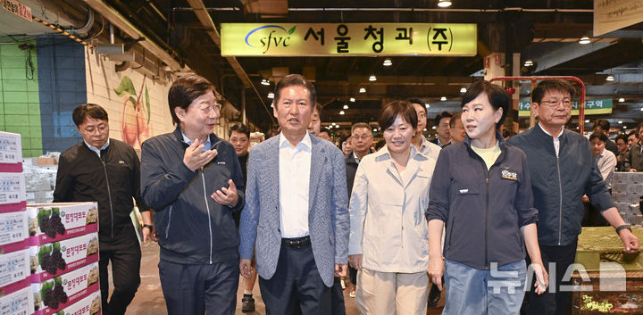 [서울=뉴시스] 국회사진기자단 =정청래 더불어민주당 대표가 25일 추석맞이 물가점검을 위해 서울 송파구 가락동 농수산물도매시장을 방문하고 있다. 왼쪽부터 문영표 서울시농수산식품공사 사장, 정 대표, 송미령 농림축산식품부 장관, 전현희 더불어민주당 최고위원. 20205.09.25. photo@newsis.com 