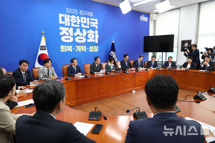 [서울=뉴시스] 조성봉 기자 = 김병기 더불어민주당 원내대표가 지난달 25일 오전 서울 여의도 국회에서 열린 정책조정회의에서 발언을 하고 있다. 2025.09.25. suncho21@newsis.com