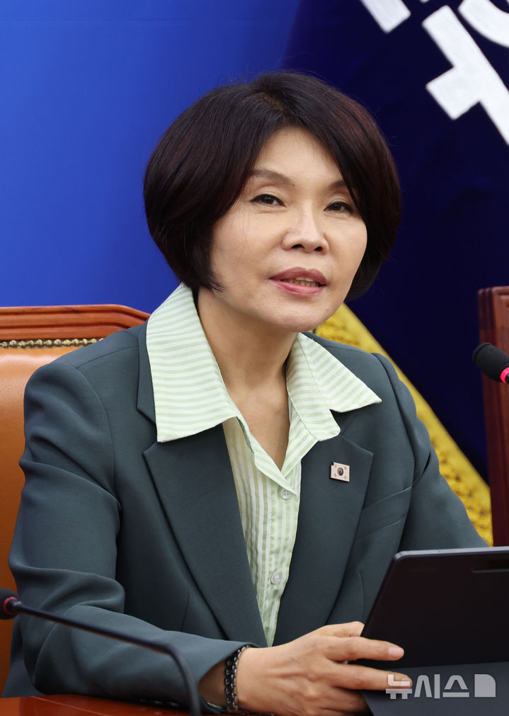 [서울=뉴시스] 조성봉 기자 = 한정애 더불어민주당 정책위의장이 25일 오전 서울 여의도 국회에서 열린 정책조정회의에서 발언을 하고 있다. 2025.09.25. suncho21@newsis.com