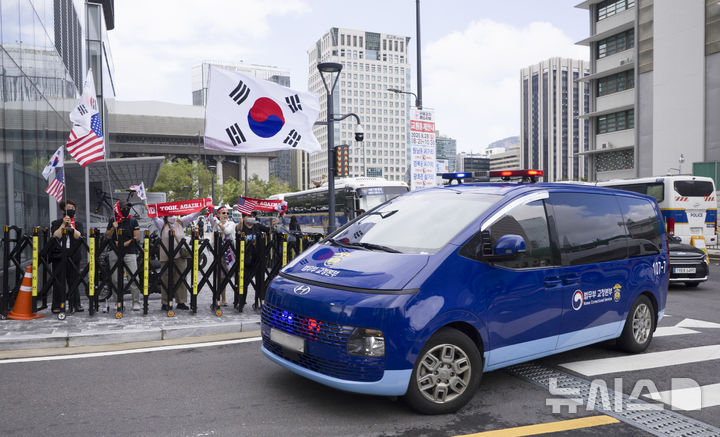 [서울=뉴시스] 김근수 기자 = 이우환 화백의 그림과 관련한 의혹 등을 받는 김건희 여사가 탑승한 호송차가 25일 서울 종로구 김건희특검팀(특별검사 민중기)으로 들어서고 있다. 2025.09.25. ks@newsis.com