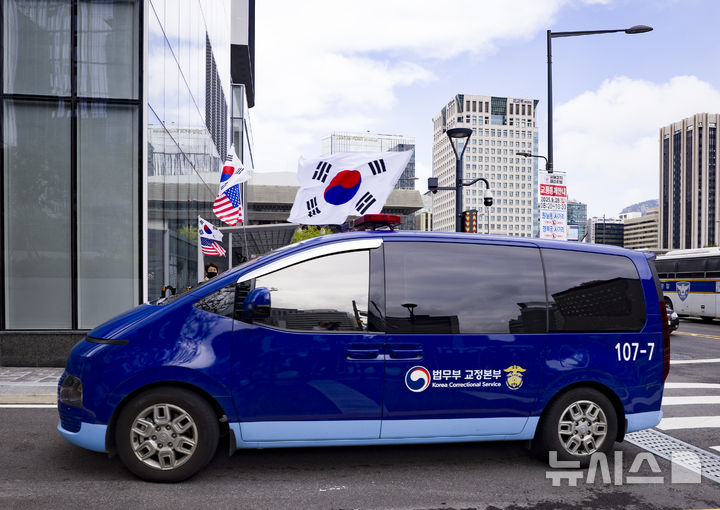 [서울=뉴시스] 김근수 기자 = 이우환 화백의 그림과 관련한 의혹 등을 받는 김건희 여사가 탑승한 호송차가 25일 서울 종로구 김건희특검팀(특별검사 민중기)으로 들어서고 있다. 2025.09.25. ks@newsis.com