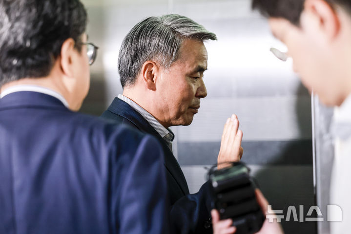 [서울=뉴시스] 정병혁 기자 = 이종섭 전 국방부 장관이 25일 서울 서초구 순직해병 특별검사팀(특별검사 이명현)에 피의자 조사를 받기 위해 출석하고 있다. 2025.09.25. jhope@newsis.com