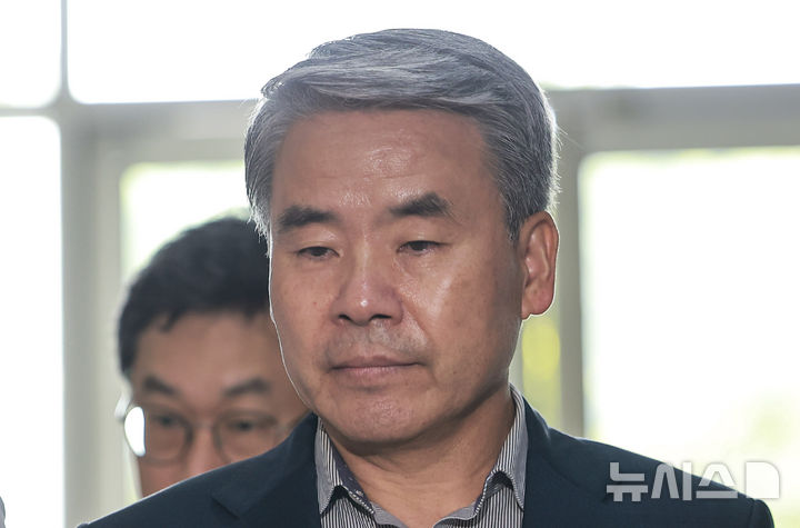 [서울=뉴시스] 정병혁 기자 = 이종섭 전 국방부 장관이 25일 서울 서초구 순직해병 특별검사팀(특별검사 이명현)에 피의자 조사를 받기 위해 출석하고 있다. 2025.09.25. jhope@newsis.com