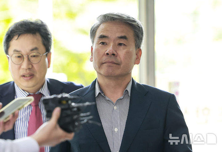 [서울=뉴시스] 정병혁 기자 = 이종섭 전 국방부 장관이 25일 서울 서초구 순직해병 특별검사팀(특별검사 이명현)에 피의자 조사를 받기 위해 출석하고 있다. 2025.09.25. jhope@newsis.com