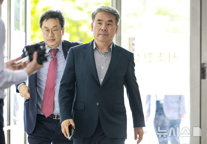 [서울=뉴시스] 정병혁 기자 = 이종섭 전 국방부 장관이 25일 서울 서초구 순직해병 특별검사팀(특별검사 이명현)에 피의자 조사를 받기 위해 출석하고 있다. 2025.09.25. jhope@newsis.com