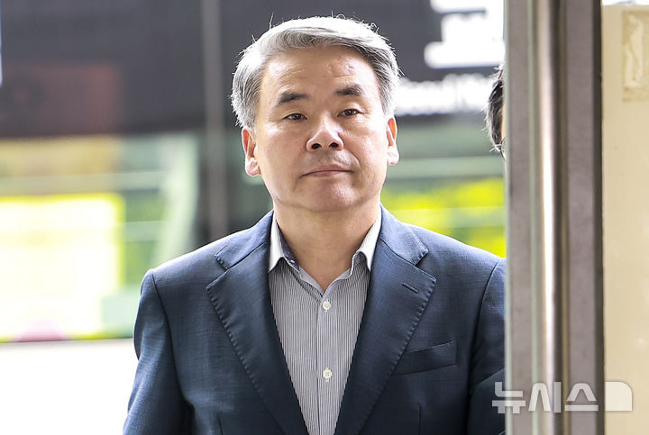 [서울=뉴시스] 정병혁 기자 = 이종섭 전 국방부 장관이 25일 서울 서초구 순직해병 특별검사팀(특별검사 이명현)에 피의자 조사를 받기 위해 출석하고 있다. 2025.09.25. jhope@newsis.com