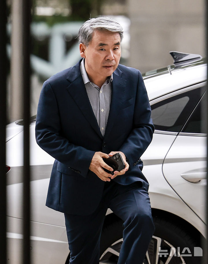 [서울=뉴시스] 정병혁 기자 = 이종섭 전 국방부 장관이 25일 서울 서초구 순직해병 특별검사팀(특별검사 이명현)에 피의자 조사를 받기 위해 출석하고 있다. 2025.09.25. jhope@newsis.com