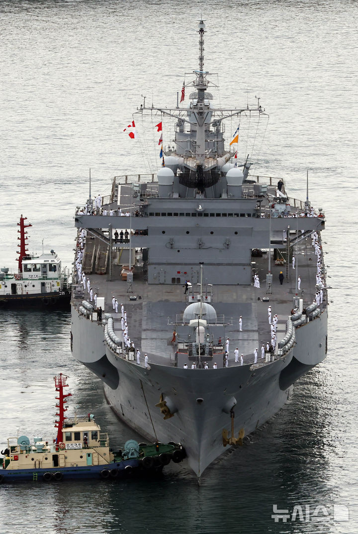  [부산=뉴시스] 하경민 기자 = 미국 해군 제7함대사령부 상륙지휘함인 '블루릿지'(LCC-19·1만9600t)가 25일 오전 부산 남구 해군작전사령부 부산작전기지에 입항하고 있다. 길이 194m, 폭 33m 규모에 승조원 1400여 명인 블루릿지함은 핵추진 항공모함인 로널드 레이건함(CVN-76)과 핵잠수함 10여척, 이지스 구축함 및 순양함 20여척, 항공기 300여 대를 지휘한다. 2025.09.25. yulnetphoto@newsis.com