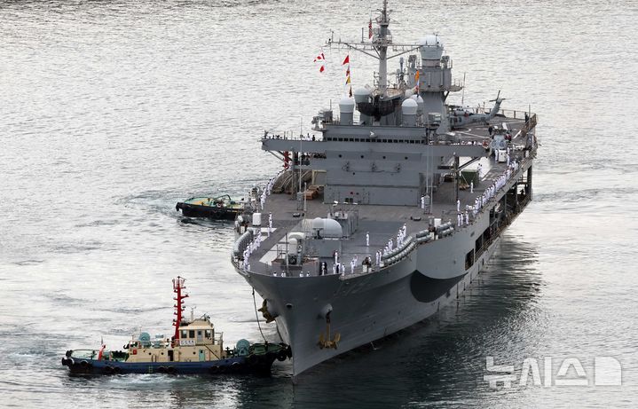  [부산=뉴시스] 하경민 기자 = 미국 해군 제7함대사령부 상륙지휘함인 '블루릿지'(LCC-19·1만9600t)가 25일 오전 부산 남구 해군작전사령부 부산작전기지에 입항하고 있다. 길이 194m, 폭 33m 규모에 승조원 1400여 명인 블루릿지함은 핵추진 항공모함인 로널드 레이건함(CVN-76)과 핵잠수함 10여척, 이지스 구축함 및 순양함 20여척, 항공기 300여 대를 지휘한다. 2025.09.25. yulnetphoto@newsis.com