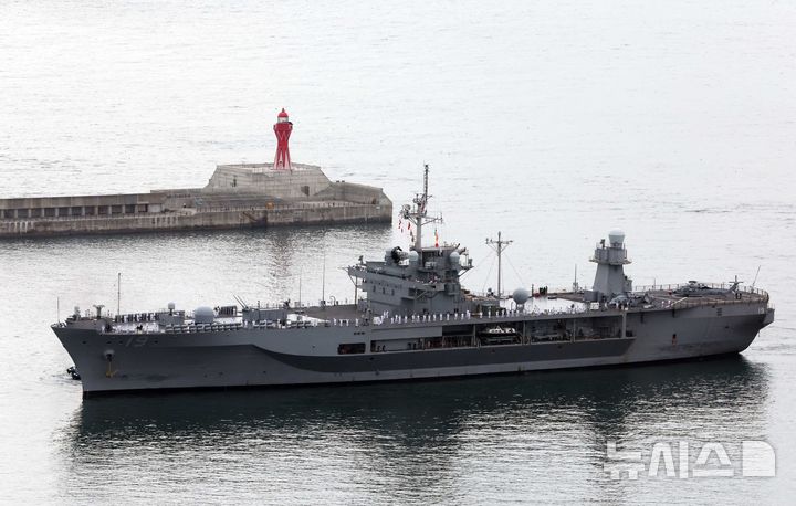  [부산=뉴시스] 하경민 기자 = 미국 해군 제7함대사령부 상륙지휘함인 '블루릿지'(LCC-19·1만9600t)가 25일 오전 부산 남구 해군작전사령부 부산작전기지에 입항하고 있다. 길이 194m, 폭 33m 규모에 승조원 1400여 명인 블루릿지함은 핵추진 항공모함인 로널드 레이건함(CVN-76)과 핵잠수함 10여척, 이지스 구축함 및 순양함 20여척, 항공기 300여 대를 지휘한다. 2025.09.25. yulnetphoto@newsis.com