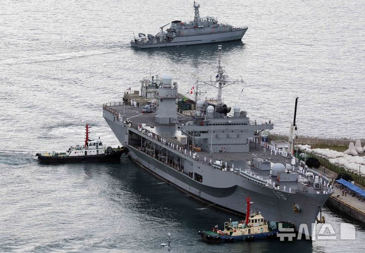  [부산=뉴시스] 하경민 기자 = 미국 해군 제7함대사령부 상륙지휘함인 '블루릿지'(LCC-19·1만9600t)가 25일 오전 부산 남구 해군작전사령부 부산작전기지에 입항하고 있다. 길이 194m, 폭 33m 규모에 승조원 1400여 명인 블루릿지함은 핵추진 항공모함인 로널드 레이건함(CVN-76)과 핵잠수함 10여척, 이지스 구축함 및 순양함 20여척, 항공기 300여 대를 지휘한다. 2025.09.25. yulnetphoto@newsis.com