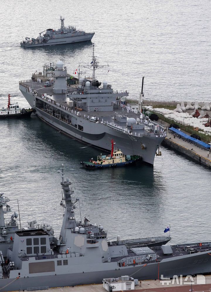  [부산=뉴시스] 하경민 기자 = 미국 해군 제7함대사령부 상륙지휘함인 '블루릿지'(LCC-19·1만9600t)가 25일 오전 부산 남구 해군작전사령부 부산작전기지에 입항하고 있다. 길이 194m, 폭 33m 규모에 승조원 1400여 명인 블루릿지함은 핵추진 항공모함인 로널드 레이건함(CVN-76)과 핵잠수함 10여척, 이지스 구축함 및 순양함 20여척, 항공기 300여 대를 지휘한다. 2025.09.25. yulnetphoto@newsis.com