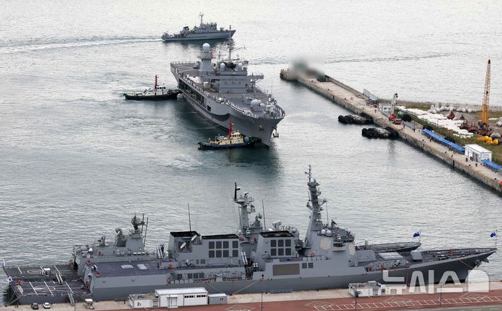  [부산=뉴시스] 하경민 기자 = 미국 해군 제7함대사령부 상륙지휘함인 '블루릿지'(LCC-19·1만9600t)가 25일 오전 부산 남구 해군작전사령부 부산작전기지에 입항하고 있다. 길이 194m, 폭 33m 규모에 승조원 1400여 명인 블루릿지함은 핵추진 항공모함인 로널드 레이건함(CVN-76)과 핵잠수함 10여척, 이지스 구축함 및 순양함 20여척, 항공기 300여 대를 지휘한다. 2025.09.25. yulnetphoto@newsis.com