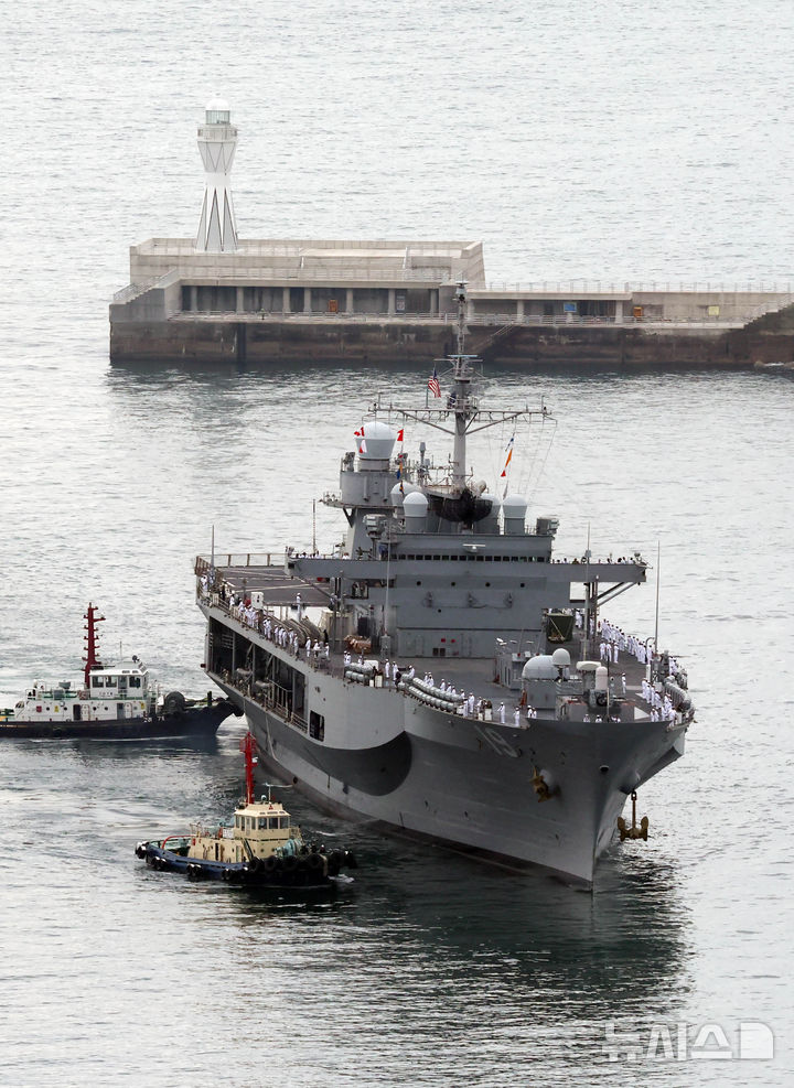  [부산=뉴시스] 하경민 기자 = 미국 해군 제7함대사령부 상륙지휘함인 '블루릿지'(LCC-19·1만9600t)가 25일 오전 부산 남구 해군작전사령부 부산작전기지에 입항하고 있다. 길이 194m, 폭 33m 규모에 승조원 1400여 명인 블루릿지함은 핵추진 항공모함인 로널드 레이건함(CVN-76)과 핵잠수함 10여척, 이지스 구축함 및 순양함 20여척, 항공기 300여 대를 지휘한다. 2025.09.25. yulnetphoto@newsis.com
