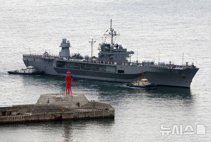  [부산=뉴시스] 하경민 기자 = 미국 해군 제7함대사령부 상륙지휘함인 '블루릿지'(LCC-19·1만9600t)가 25일 오전 부산 남구 해군작전사령부 부산작전기지에 입항하고 있다. 길이 194m, 폭 33m 규모에 승조원 1400여 명인 블루릿지함은 핵추진 항공모함인 로널드 레이건함(CVN-76)과 핵잠수함 10여척, 이지스 구축함 및 순양함 20여척, 항공기 300여 대를 지휘한다. 2025.09.25. yulnetphoto@newsis.com
