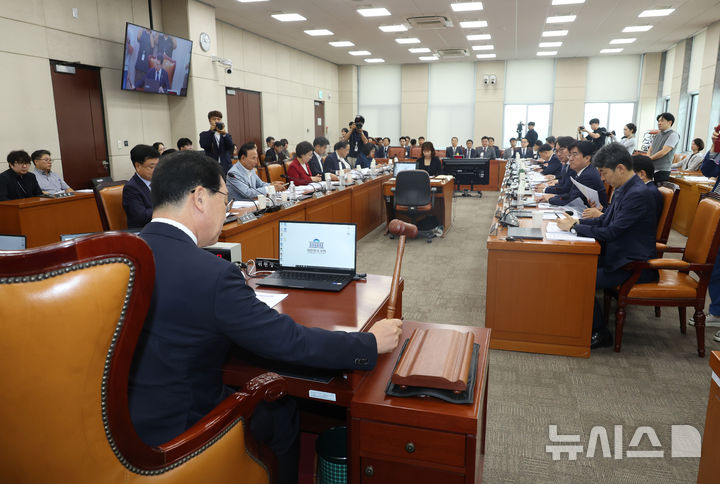 [서울=뉴시스] 고승민 기자 = 신정훈 국회 행안위원장이 25일 서울 여의도 국회에서 열린 행정안전위원회 전체회의를 주재하고 있다. 2025.09.25. kkssmm99@newsis.com