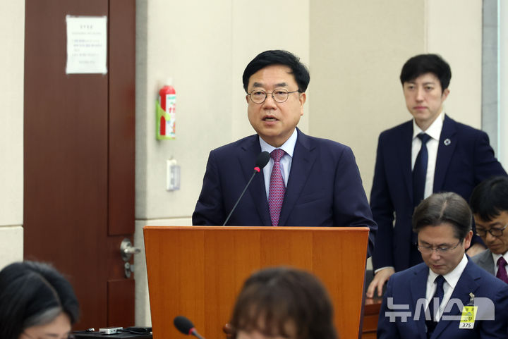 [서울=뉴시스] 고승민 기자 = 서범수 국회 행안위 야당 간사가 25일 서울 여의도 국회에서 열린 행정안전위원회 전체회의에서 안건 심사 결과보고를 하고 있다. 2025.09.25. kkssmm99@newsis.com