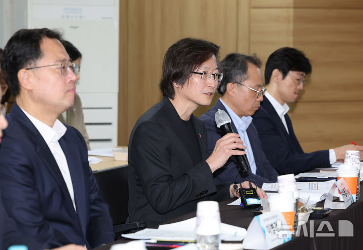 [서울=뉴시스] 배훈식 기자 = 주병기 공정거래위원장이 25일 오전 서울 구로구 벤처기업협회에서 열린 기술탈취 관련 현장 간담회에서 발언하고 있다. 2025.09.25. dahora83@newsis.com