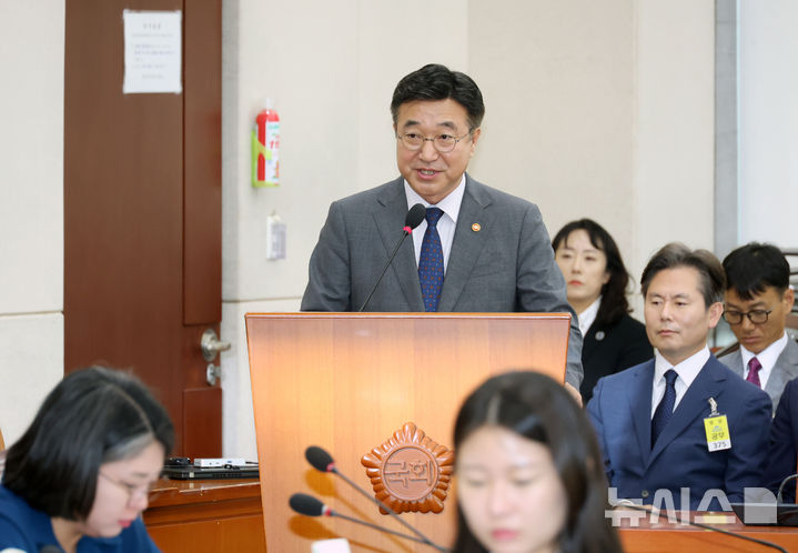 [서울=뉴시스] 고승민 기자 = 윤호중 행정안전부 장관이 지난 25일 서울 여의도 국회에서 열린 행정안전위원회 전체회의에서 법안 통과 관련 인사말을 하고 있다. 2025.09.25. kkssmm99@newsis.com