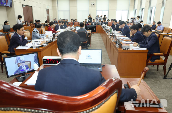 [서울=뉴시스] 고승민 기자 = 신정훈 행정안전위원장이 지난달 25일 서울 여의도 국회에서 열린 행정안전위원회 전체회의를 주재하고 있다. 2025.09.25. kkssmm99@newsis.com