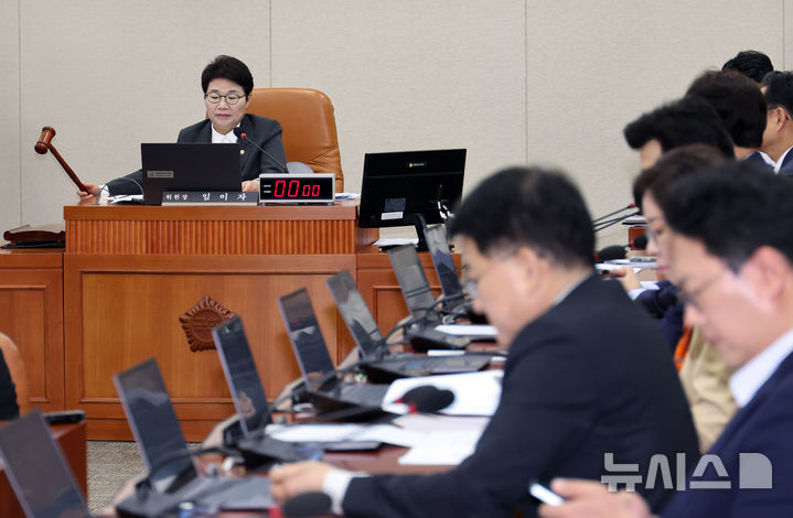 [서울=뉴시스] 김금보 기자 = 임이자 국회 기획재정위원회 위원장이 25일 오전 서울 여의도 국회에서 열린 전체회의에서 의사봉을 두드리고 있다. 2025.09.25. kgb@newsis.com
