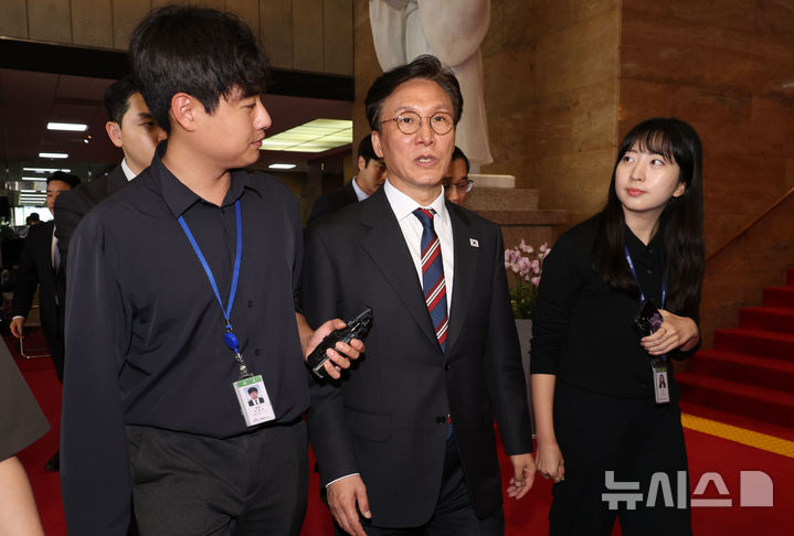 [서울=뉴시스] 조성봉 기자 = 김민석 국무총리가 25일 오전 서울 여의도 국회에서 정부조직법 관련 비공개 고위 당정대 회의를 마치고 취재진의 질문에 답변하고 있다. 2025.09.25. suncho21@newsis.com