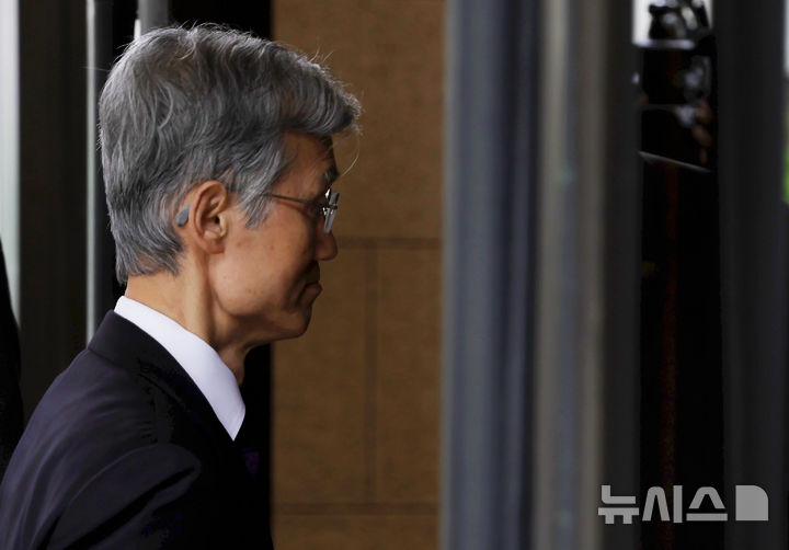 [서울=뉴시스] 홍효식 기자 = 조희대 대법원장이 25일 서울 서초구 대법원으로 출근하고 있다. 2025.09.25. yesphoto@newsis.com