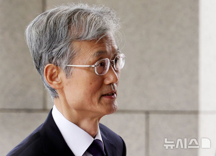 [서울=뉴시스] 홍효식 기자 = 조희대 대법원장이 25일 서울 서초구 대법원으로 출근하고 있다. 2025.09.25. yesphoto@newsis.com