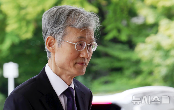 [서울=뉴시스] 홍효식 기자 = 조희대 대법원장이 25일 서울 서초구 대법원으로 출근하고 있다. 2025.09.25. yesphoto@newsis.com