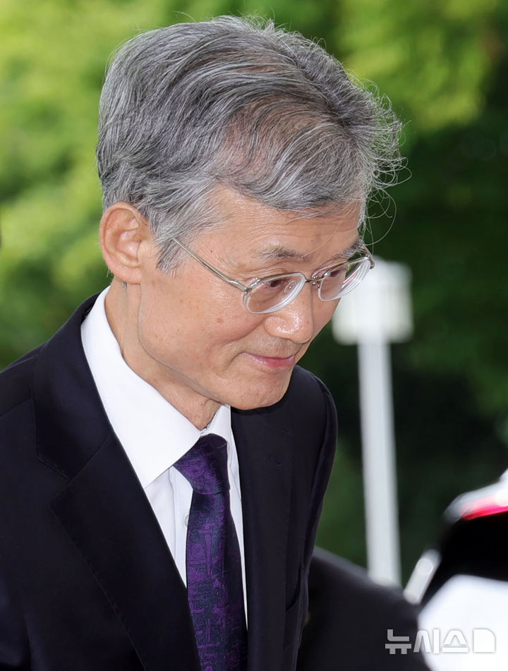 [서울=뉴시스] 홍효식 기자 = 조희대 대법원장이 25일 서울 서초구 대법원으로 출근하고 있다. 2025.09.25. yesphoto@newsis.com