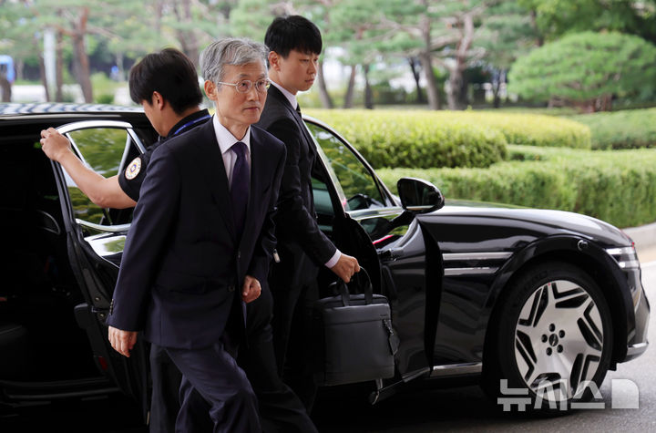 [서울=뉴시스] 홍효식 기자 = 조희대 대법원장이 25일 서울 서초구 대법원으로 출근하고 있다. 2025.09.25. yesphoto@newsis.com