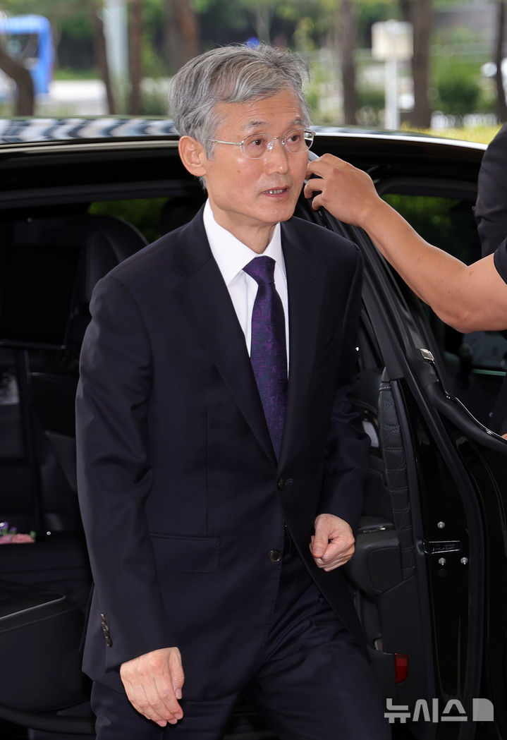 [서울=뉴시스] 홍효식 기자 = 조희대 대법원장이 25일 서울 서초구 대법원으로 출근하고 있다. 2025.09.25. yesphoto@newsis.com