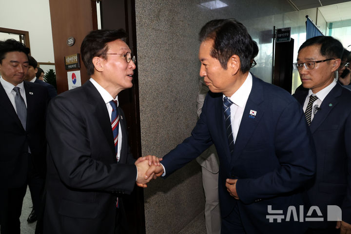 [서울=뉴시스] 조성봉 기자 = 김민석 국무총리가 25일 오전 서울 여의도 국회에서 정부조직법 관련 비공개 고위 당정대 회의를 마치고 정청래 더불어민주당 대표와 악수를 하고 있다. 2025.09.25. suncho21@newsis.com