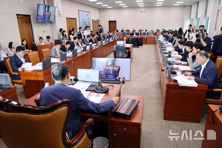 [서울=뉴시스] 김명년 기자 = 25일 오전 서울 여의도 국회 산업통상자원중소벤처기업위원회 전체회의에서 이철규 위원장이 의사봉을 두드리고 있다. 2025.09.25. kmn@newsis.com