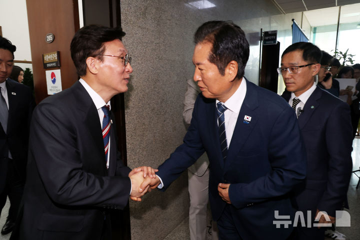 [서울=뉴시스] 조성봉 기자 = 김민석 국무총리가 25일 오전 서울 여의도 국회에서 정부조직법 관련 비공개 고위 당정대 회의를 마치고 정청래 더불어민주당 대표와 악수를 하고 있다. 2025.09.25. suncho21@newsis.com