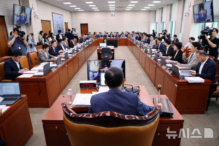 [서울=뉴시스] 김명년 기자 = 지난달 25일 오전 서울 여의도 국회 산업통상자원중소벤처기업위원회 전체회의에서 이철규 위원장이 의사봉을 두드리고 있다. 2025.10.23. kmn@newsis.com