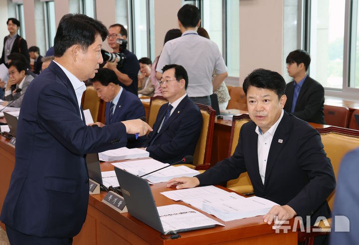 [서울=뉴시스] 김명년 기자 = 지난달 25일 오전 서울 여의도 국회 국토교통위원회 전체회의에서 복기왕 더불어민주당 간사(오른쪽)와 권영진 국민의힘 간사(왼쪽)가 대화하고 있다. 2025.09.25. kmn@newsis.com
