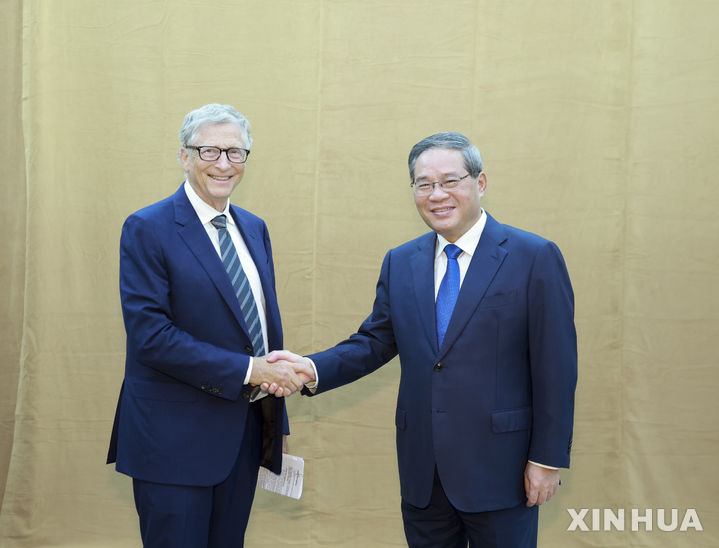 [뉴욕=신화/뉴시스] 리창 중국 국무원 총리가 24일(현지 시간) 미국 뉴욕에서 빌 게이츠 게이츠재단 이사장과 만나 악수하고 있다. 2025.09.25