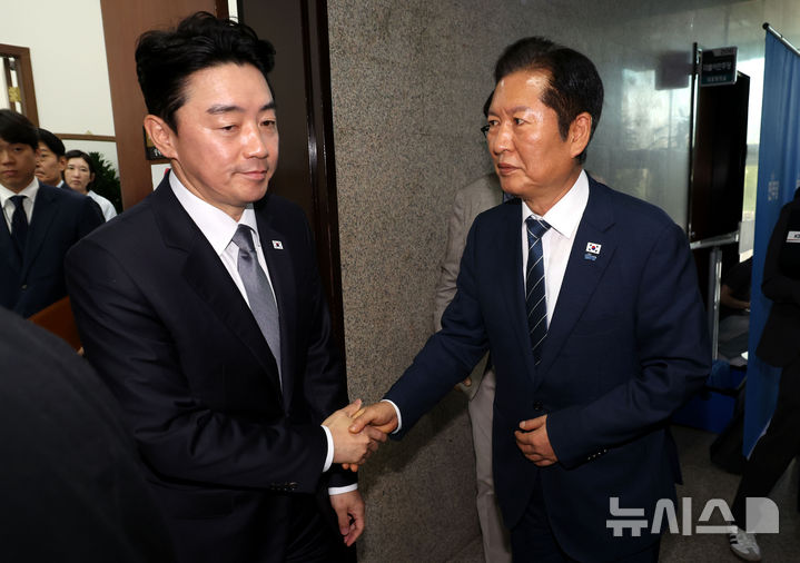 [서울=뉴시스] 조성봉 기자 = 정청래 더불어민주당 대표가 25일 오전 서울 여의도 국회에서 정부조직법 관련 비공개 고위 당정대 회의를 마치고 강훈식 대통령 비서실장과 악수를 하고 있다. 2025.09.25. suncho21@newsis.com