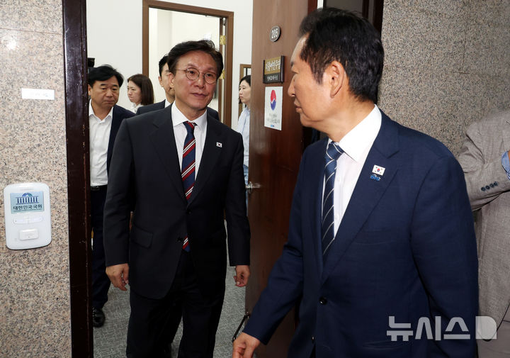 [서울=뉴시스] 조성봉 기자 = 김민석 국무총리가 25일 오전 서울 여의도 국회에서 정부조직법 관련 비공개 고위 당정대 회의를 마치고 정청래 더불어민주당 대표의 배웅을 받고 있다. 2025.09.25. suncho21@newsis.com