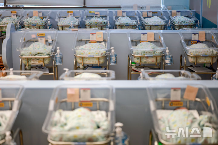 [고양=뉴시스] 정병혁 기자 = 지난 9월 25일 경기 고양시 CHA의과학대학교 일산차병원 신생아실에 아기들이 누워있는 모습. 2025.09.25. jhope@newsis.com **위 사진은 기사와 직접적인 관련이 없음