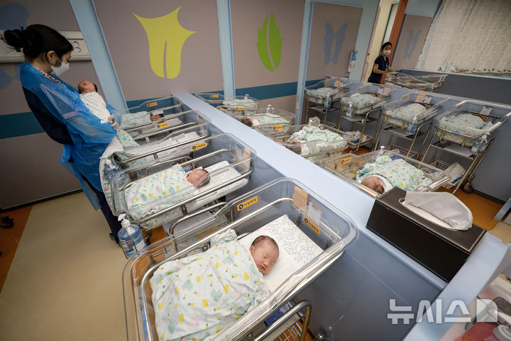 [고양=뉴시스] 정병혁 기자 = 25일 경기 고양시 CHA의과학대학교 일산차병원 신생아실에서 간호사가 신생아들을 돌보고 있다. 2025.09.25. jhope@newsis.com