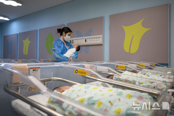 [고양=뉴시스] 정병혁 기자 = 25일 경기 고양시 CHA의과학대학교 일산차병원 신생아실에서 간호사가 신생아들을 돌보고 있다. 2025.09.25. jhope@newsis.com