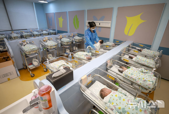 [고양=뉴시스] 정병혁 기자 = 25일 경기 고양시 CHA의과학대학교 일산차병원 신생아실에서 간호사가 신생아들을 돌보고 있다. 2025.09.25. jhope@newsis.com